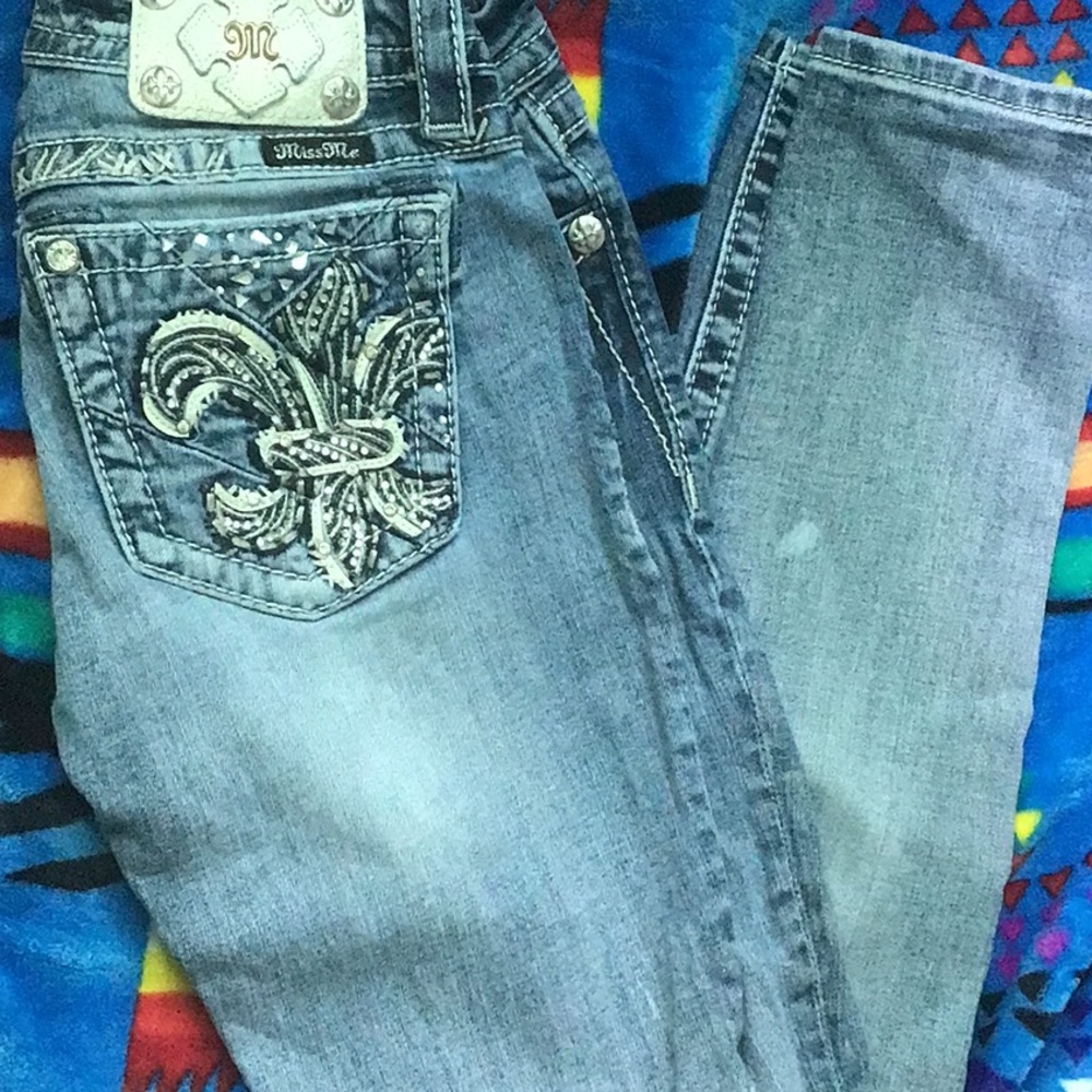 These are size 26 Miss Me skinny light wash jeans that are in great condition.